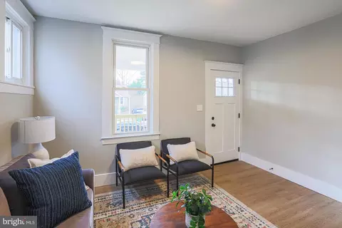 Entry Way - 6013 Pinehurst Rd, Baltimore, MD 21212 photo 4 of 25