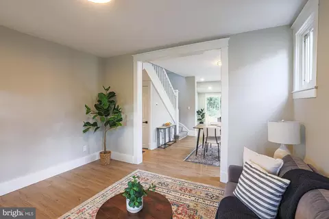 Entry Way - 6013 Pinehurst Rd, Baltimore, MD 21212 photo 3 of 25