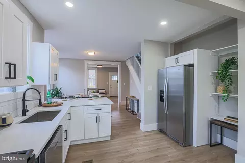 Entry Way - 6013 Pinehurst Rd, Baltimore, MD 21212 photo 11 of 25