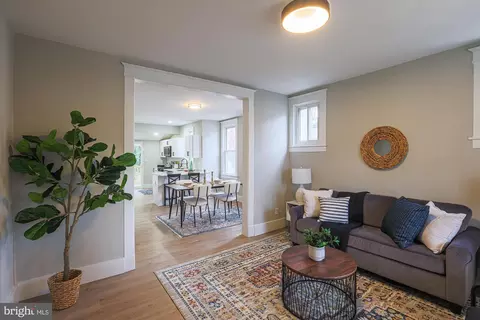 Entry Way - 6013 Pinehurst Rd, Baltimore, MD 21212 photo 1 of 25
