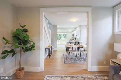 Entry Way - 6013 Pinehurst Rd, Baltimore, MD 21212 photo 2 of 25
