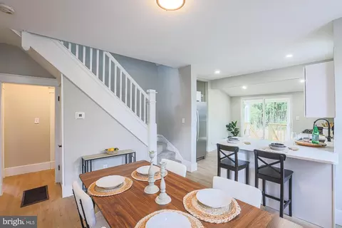 Entry Way - 6013 Pinehurst Rd, Baltimore, MD 21212 photo 5 of 25