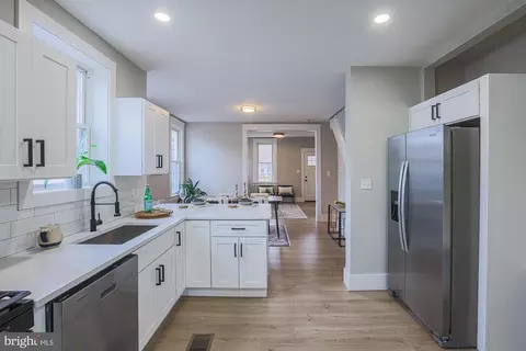 Entry Way - 6013 Pinehurst Rd, Baltimore, MD 21212 photo 10 of 25