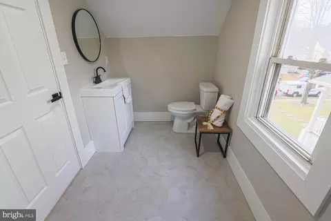 Entry Way - 6013 Pinehurst Rd, Baltimore, MD 21212 photo 23 of 25