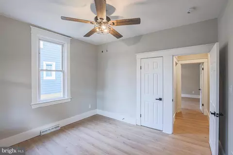 Entry Way - 6013 Pinehurst Rd, Baltimore, MD 21212 photo 16 of 25
