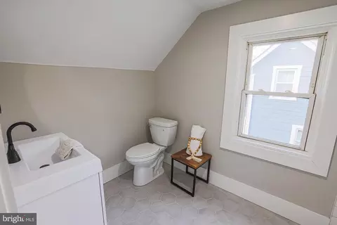 Bath - 6013 Pinehurst Rd, Baltimore, MD 21212 photo 7 of 9