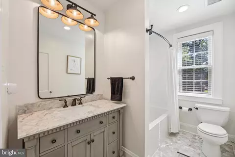 Bath - 5007 Greenleaf Rd, Baltimore, MD 21210 photo 2 of 3