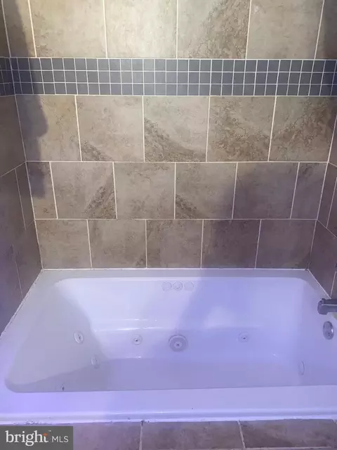 Bath - 112 Willard St, Baltimore, MD 21223 photo 2 of 3