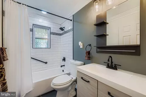 Bath - 6205 Ridgeview Ave, Baltimore, MD 21206 photo 1 of 2