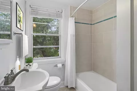 Bath - 840 Evesham Ave, Baltimore, MD 21212 photo 1 of 1