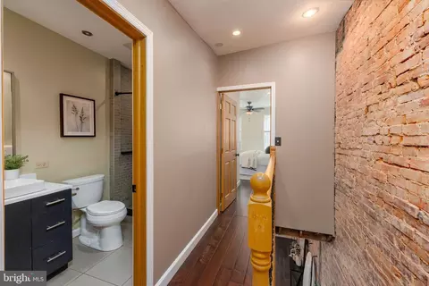 Entry Way - 420 E Cross St E, Baltimore, MD 21230 photo 2 of 3