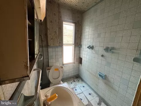Bath - 1007 Appleton St, Baltimore, MD 21217 photo 1 of 1