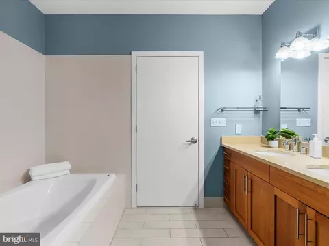 Bath - 1200 Steuart St #913, Baltimore, MD 21230 photo 2 of 4