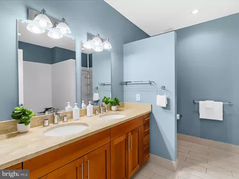 Bath - 1200 Steuart St #913, Baltimore, MD 21230 photo 1 of 4