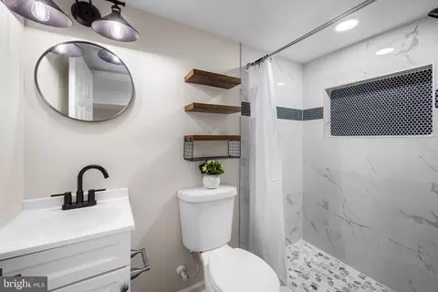 Bath - 4215 Raymar Ave, Baltimore, MD 21206 photo 3 of 4