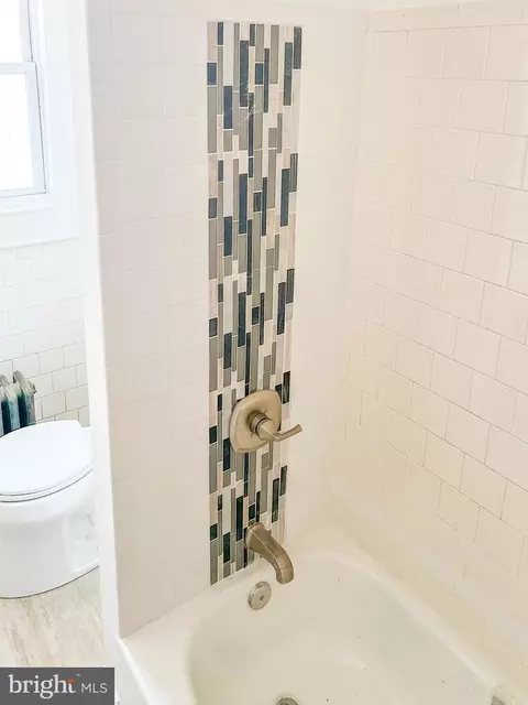 Bath - 402 Drew St, Baltimore, MD 21224 photo 4 of 7