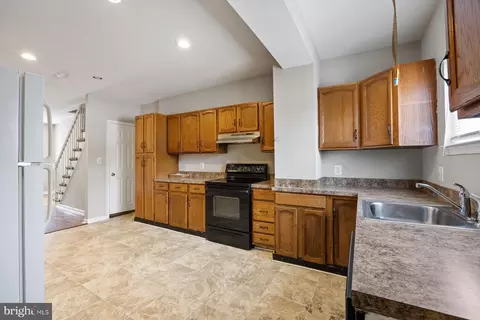 Entry Way - 3910 Mount Pleasant Ave, Baltimore, MD 21224 photo 2 of 3