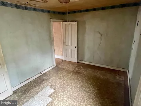 Bedroom - 1626 N Wolfe St, Baltimore, MD 21213 photo 2 of 3