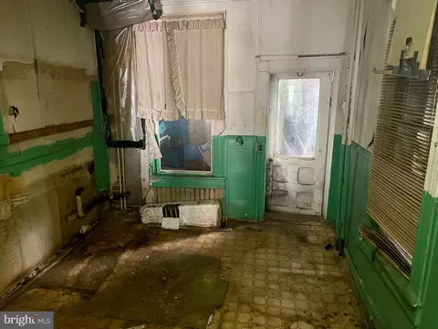 Entry Way - 1626 N Wolfe St, Baltimore, MD 21213 photo 4 of 9