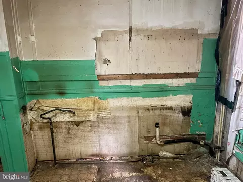 Entry Way - 1626 N Wolfe St, Baltimore, MD 21213 photo 5 of 9