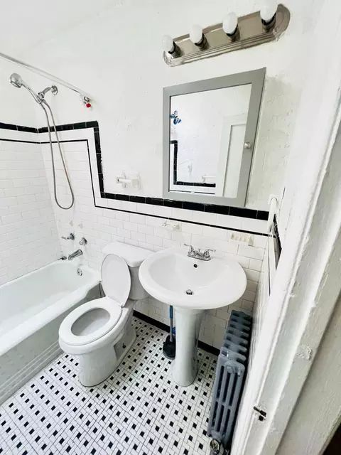 Bath - 4717 Frederick Ave, Baltimore, MD 21229 photo 2 of 3