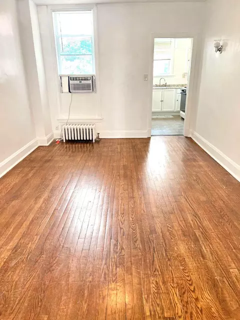 Living - 4717 Frederick Ave, Baltimore, MD 21229 photo 3 of 4