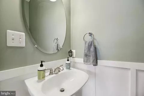 Entry Way - 3905 Fleet St, Baltimore, MD 21224 photo 2 of 3