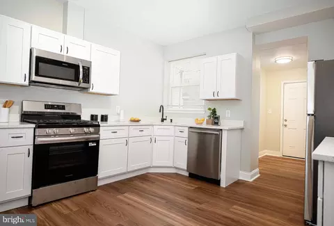 Entry Way - 2913 Mcelderry St, Baltimore, MD 21205 photo 2 of 3