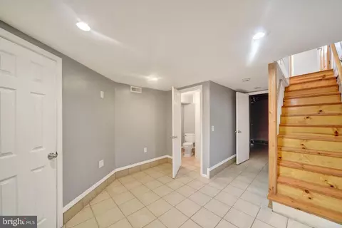 Entry Way - 830 Dumbarton Ave, Baltimore, MD 21218 photo 3 of 5