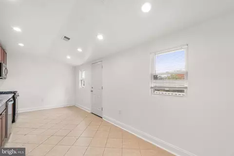 Entry Way - 4525 Mainfield Ave, Baltimore, MD 21214 photo 2 of 4