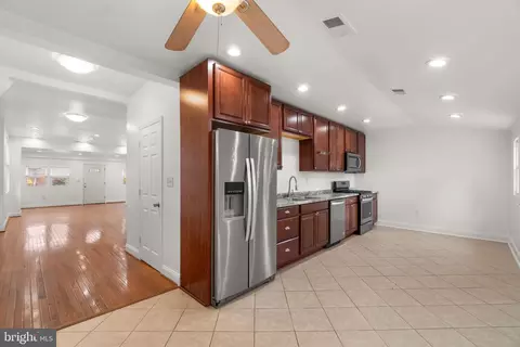 Entry Way - 4525 Mainfield Ave, Baltimore, MD 21214 photo 1 of 4