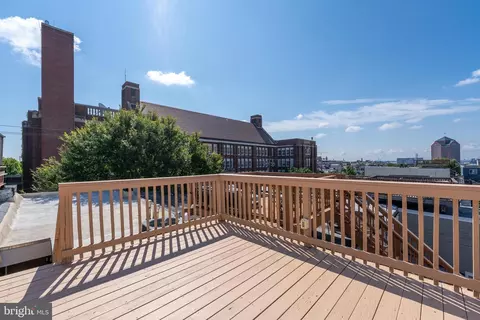 Exterior - 802 S Highland Ave, Baltimore, MD 21224 photo 4 of 5