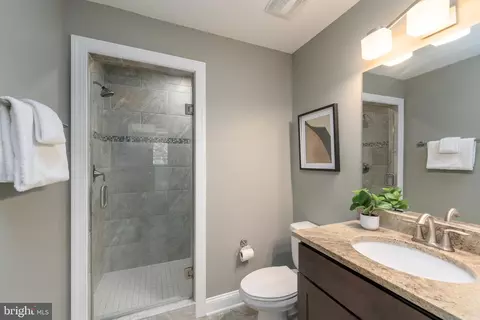 Bath - 802 S Highland Ave, Baltimore, MD 21224 photo 2 of 3