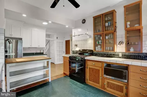 Kitchen - 725 Saint Johns Rd, Baltimore, MD 21210 photo 3 of 5