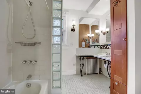 Bath - 725 Saint Johns Rd, Baltimore, MD 21210 photo 4 of 5