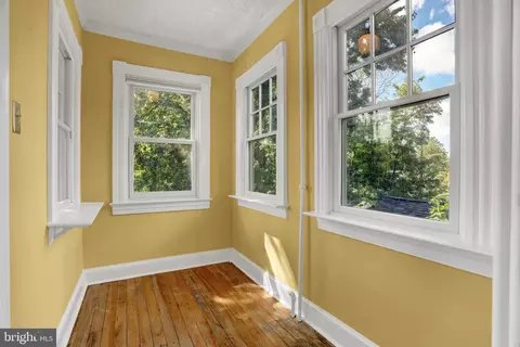 Entry Way - 725 Saint Johns Rd, Baltimore, MD 21210 photo 6 of 8