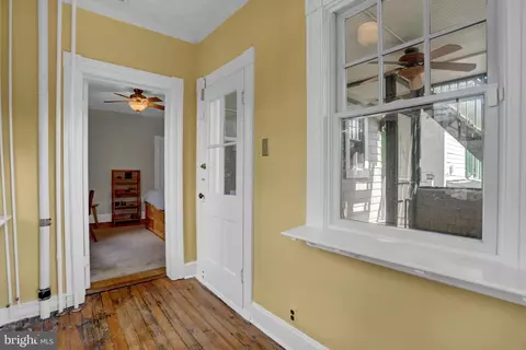 Entry Way - 725 Saint Johns Rd, Baltimore, MD 21210 photo 7 of 8