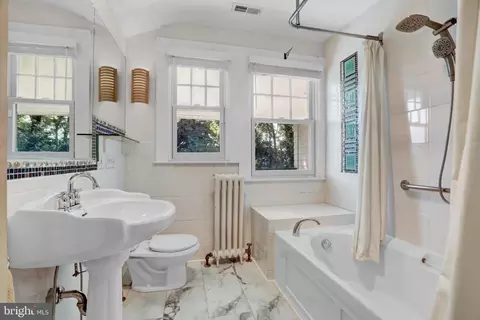 Bath - 725 Saint Johns Rd, Baltimore, MD 21210 photo 2 of 5