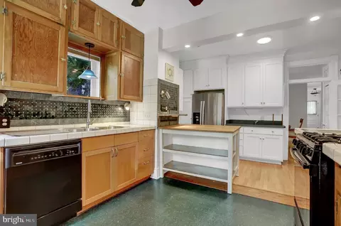 Kitchen - 725 Saint Johns Rd, Baltimore, MD 21210 photo 4 of 5