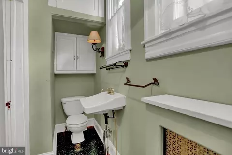 Bath - 725 Saint Johns Rd, Baltimore, MD 21210 photo 1 of 5