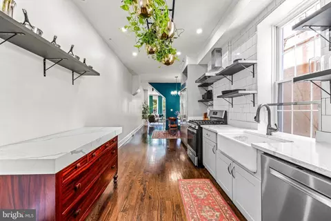Entry Way - 3607 Chestnut Ave, Baltimore, MD 21211 photo 6 of 10