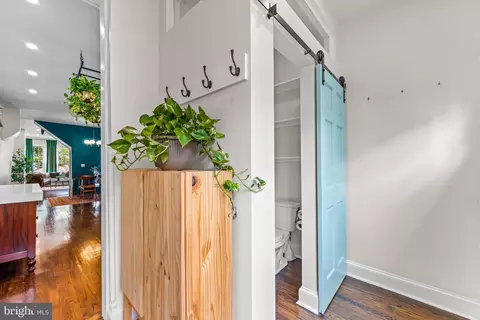 Entry Way - 3607 Chestnut Ave, Baltimore, MD 21211 photo 8 of 10