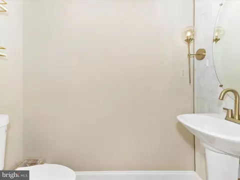 Entry Way - 5501 Todd Ave, Baltimore, MD 21206 photo 4 of 5