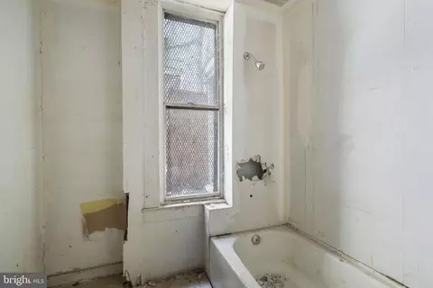 Bath - 1822 Monroe St N, Baltimore, MD 21216 photo 1 of 2
