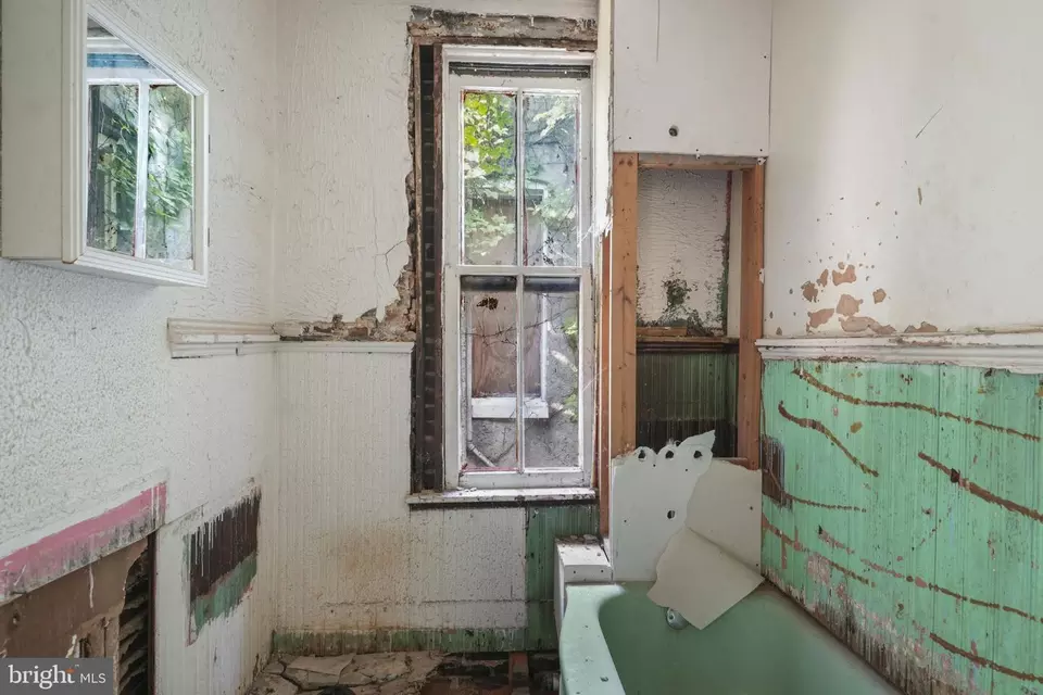Bath - 1822 Monroe St N, Baltimore, MD 21216 photo 2 of 2