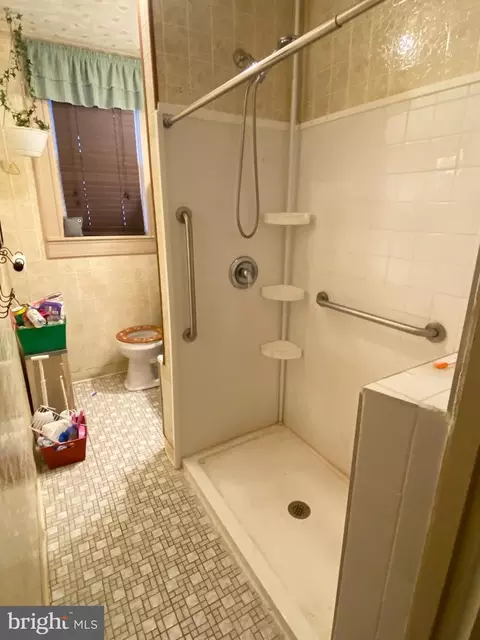 Bath - 3126 Kenyon Ave, Baltimore, MD 21213 photo 2 of 3