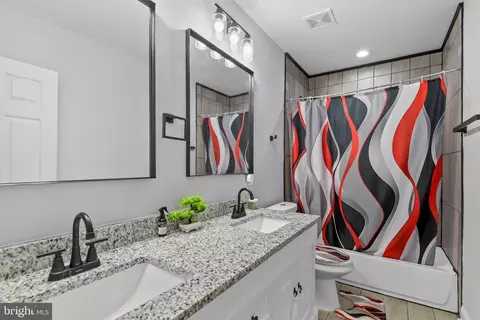 Bath - 1528 Appleton St, Baltimore, MD 21217 photo 2 of 4