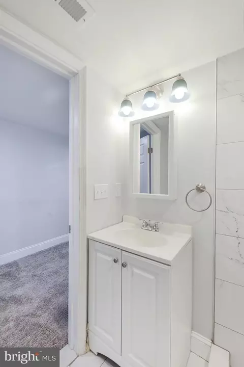 Bath - 2039 Sinclair Ln, Baltimore, MD 21213 photo 1 of 5