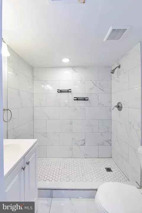 Bath - 2039 Sinclair Ln, Baltimore, MD 21213 photo 2 of 5