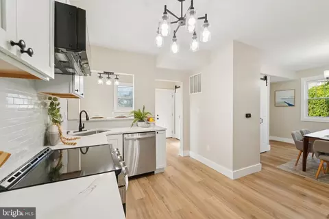 Entry Way - 2701 Christopher Ave, Baltimore, MD 21214 photo 2 of 5